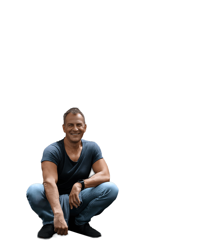 Achim Loobes – der Batman-Effekt als Symbol bewusster Disziplin und Selbsttransformation. Achim Loobes in ruhiger Haltung – sichtbare Präsenz vor der symbolischen Projektion des Batman-Effekts.